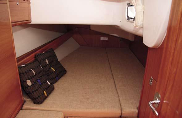 El camarote de proa está destinado en esta unidad al armador, con una cama de forma triangular con dos peldaños en el lado de babor para facilitar la subida, debido a su altura, un baño completo y