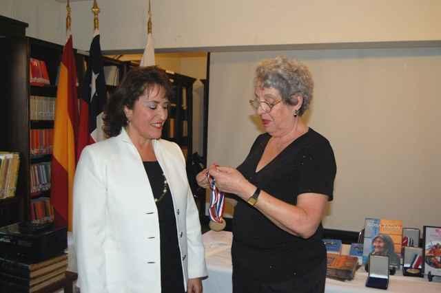 Karen Plath Müller Turina entrega a Patricia la medalla al mérito de la Academia Chilena de