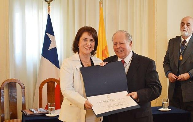 Patricia recibe su diploma como miembro correspondiente por Viña del Mar de manos
