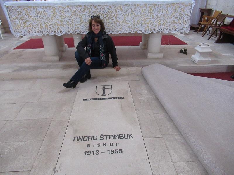 En Selca, isla Brač, Croacia, junto a la tumba del obispo Andro