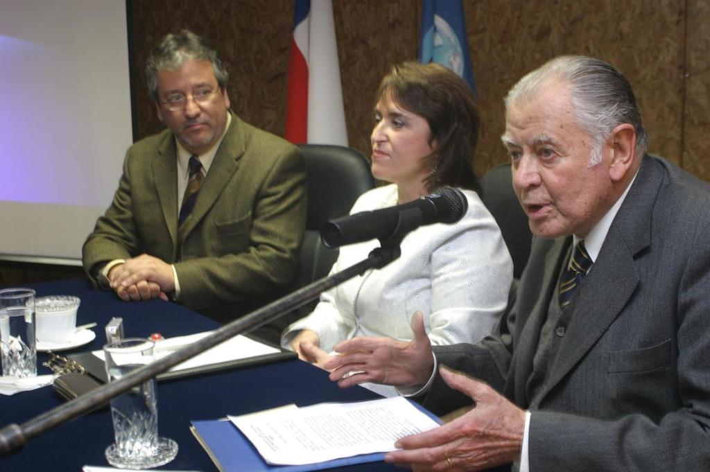 Con el Presidente Patricio Alwin, que presentó una nueva edición de Rosa