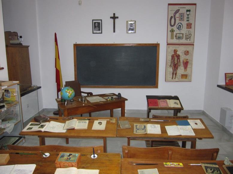 El Museo Pedagógico de la Facultad de Ciencias de la Educación de la Universidad de Sevilla, como un recurso científico y didáctico es presentado por los Doctores Pablo Álvarez Domínguez, Marina