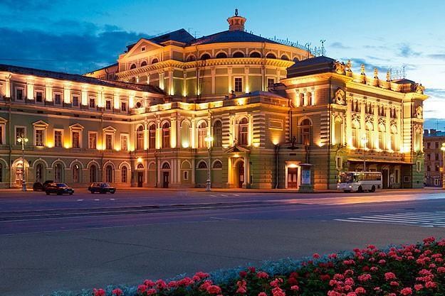 famoso Teatro Mariinskii (el antiguo y el moderno), les haremos una referencia del Conservatorio Rimskii Korsakov