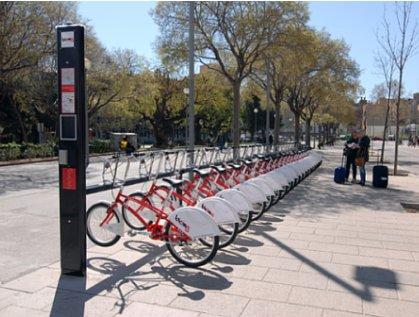 Servicio Ejemplo Servicio de alquiler de bicicletas Usuario recoge una bici en una estación y la devuelve en otra (o la misma)