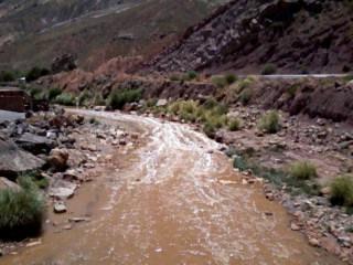 iones (conductividad) bajó a valores característicos de las aguas de la cuenca (alrededor de los 1500 µs/cm) en época seca. Río Tarapaya Tarapaya, Bolivia: a.