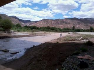 Río San Juan del Oro (Tarija) Aguas arriba Los valores obtenidos de ph y conductividad fueron característicos de la época seca, aunque el