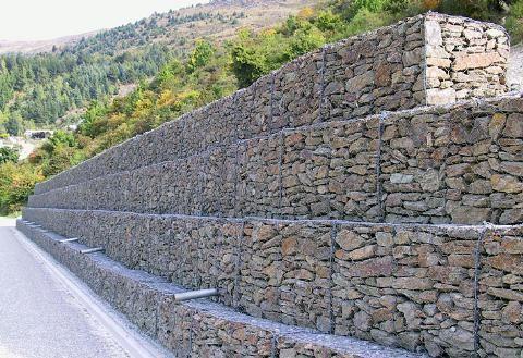 La altura máxima a considerar es 3.5 mt. La base del muro de gravedad debe oscilar entre 0.4 a 0.7 de la altura del muro.