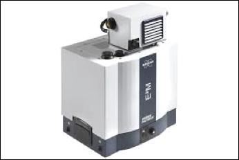 E2M Cromatográfo de gases y masas móvil E2M es un cromatógrafo de gases con espectrómetro de masas y se utiliza para la detección e identificación de sustancias químicas, drogas y explosivos en