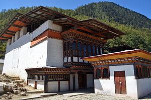 Se dice que Guru Rinpoche llegó aquí a lomos de una tigresa y meditó en éste monasterio y de ahí viene su nombre