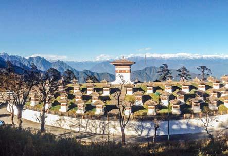 Almuerzo. Por la tarde visitaremos el templo Changkha Lhakhang, un templo-fortaleza, que alberga una escuela monástica, ubicado en una colina sobre Thimpu. El templo fue establecido en el S.