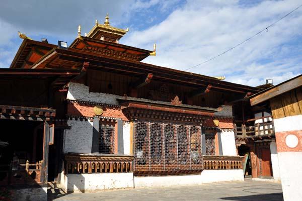 Desde el patio del templo, la vista del valle de Thimpu es hermosa. Resto de la tarde libre para visitar las tiendas de artesanía y los bazares de la ciudad.