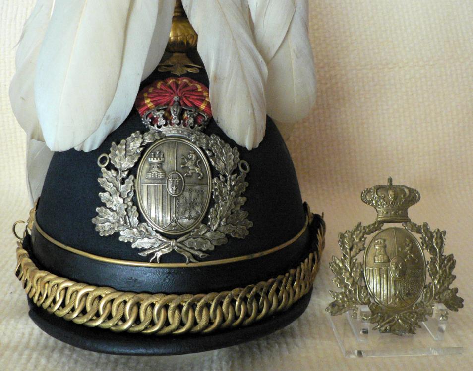 Alfonso XII, en la que se especifica, mediante un diseño sin texto ya la liamos- cómo debe ser el emblema metálico que han de lucir en el frontis de su kepis-ros los señores generales.