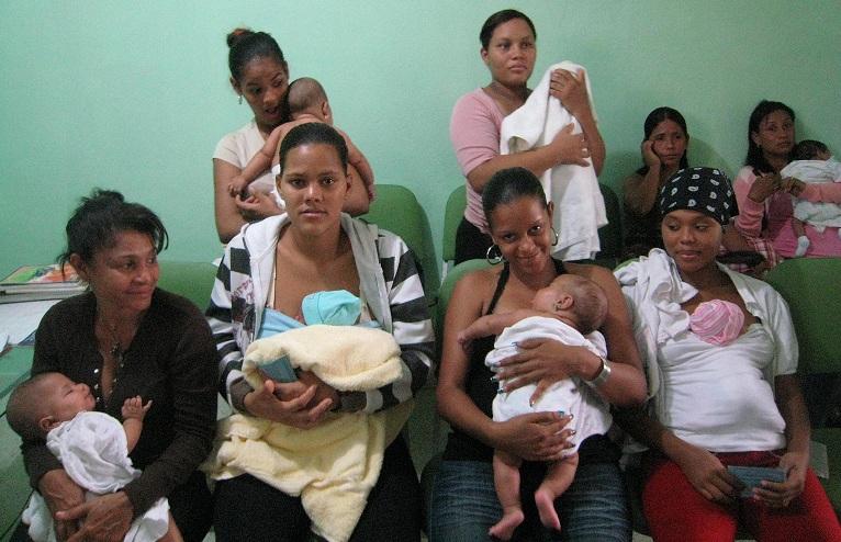 Madres y bebes en la clínica de seguimiento de MMC esperan para ser atendidos por los proveedores de salud.