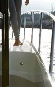 El compartimiento de ducha extraíble e inodoro de agua marina están dispuestos con buen gusto mientras que los portillos proporcionan mucha luz natural en el camarote