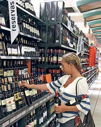 Vino DISTRIBUCIÓN Y CONSUMO Durante el año 2010, el consumo total de vino ascendió a cerca de 744,7 millones de litros y supuso un gasto próximo a 2.255,4 millones de euros.