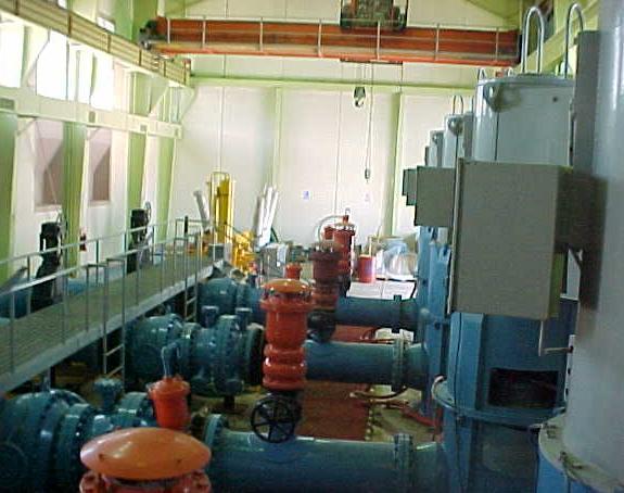 Un transformador podrá alimentar los 4 motores de la planta de bombeo, quedando el otro transformador para repuesto en las demás plantas.