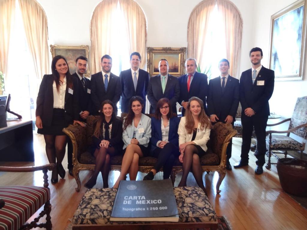VISITA A LA MISIÓN PERMANETE DE MÉXICO ANTE LA OEA Finalmente, los alumnos de la UNLaM realizaron una visita a la Misión Permanente de México ante la OEA donde se reunieron con el Embajador mexicano