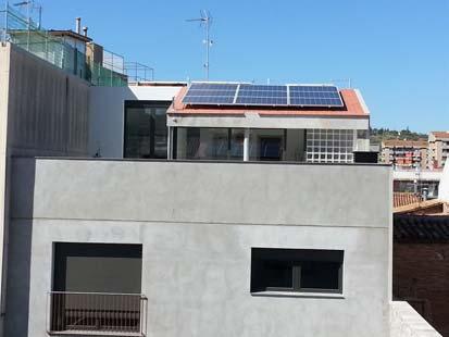 Ideal: Autoproducció Fotovoltaica Ocupa 2 cobertes dels edificis (a 2 pendents) ) i part zona central entre