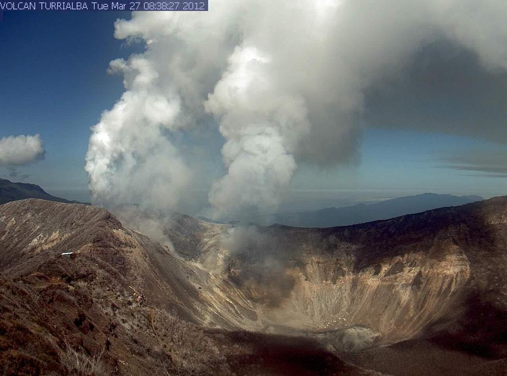 Figura 5. Imagen grabada mediante la cámara web ubicada en la cima del Volcán Turrialba del 27 de marzo del 2012. Vista desde el borde sur del Cráter Este. Figura 6.