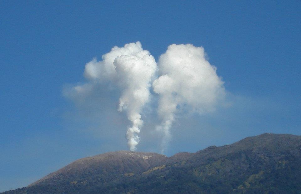 Figura 8. Volcán Turrialba visto desde Guayabo de Turrialba el 1 de abril del 2012. Foto cortesía de Alejandro Calderón Aguilar.