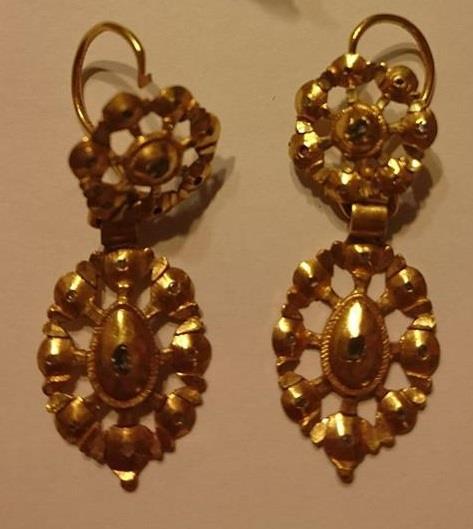Arracadas del siglo XVIII, oro y diamantes talla rosa.