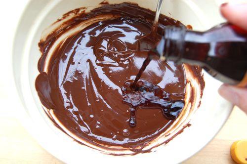 PARA PREPARAR EL GLACE: Combine la mantequilla con el chocolate en un bowl y lo llevas al micro-ondas por 15 segundos.