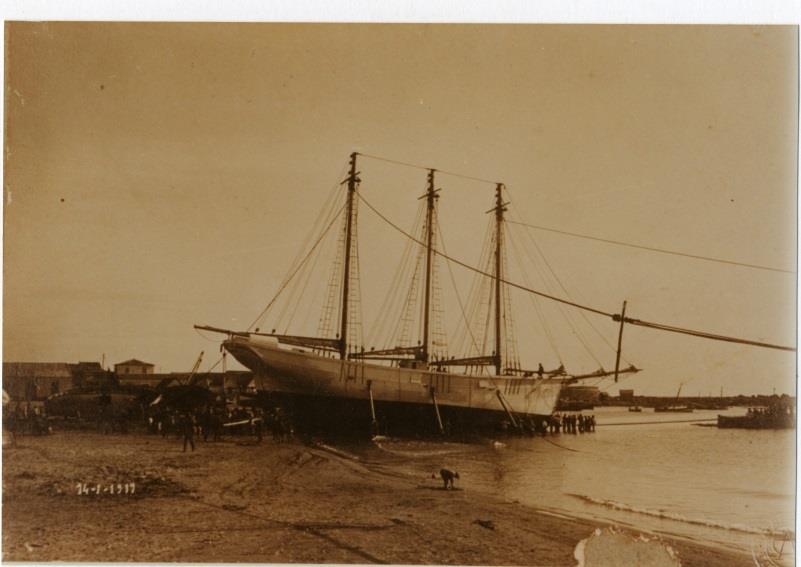 HISTORIA DEL PAILEBOTE SANTA EULÀLIA El pailebote Santa Eulalia, uno de los últimos veleros mercantes históricos a surcar el Mediterráneo, fue construido en un astillero de la playa de Torrevieja