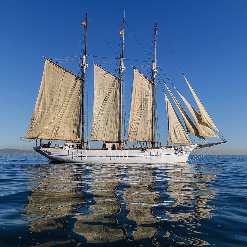El pailebote Santa Eulàlia se terminó de construir en 1918 en un astillero de la playa alicantina de Torrevieja. Se trata de uno de los veleros más antiguos del Mediterráneo que aún navega.