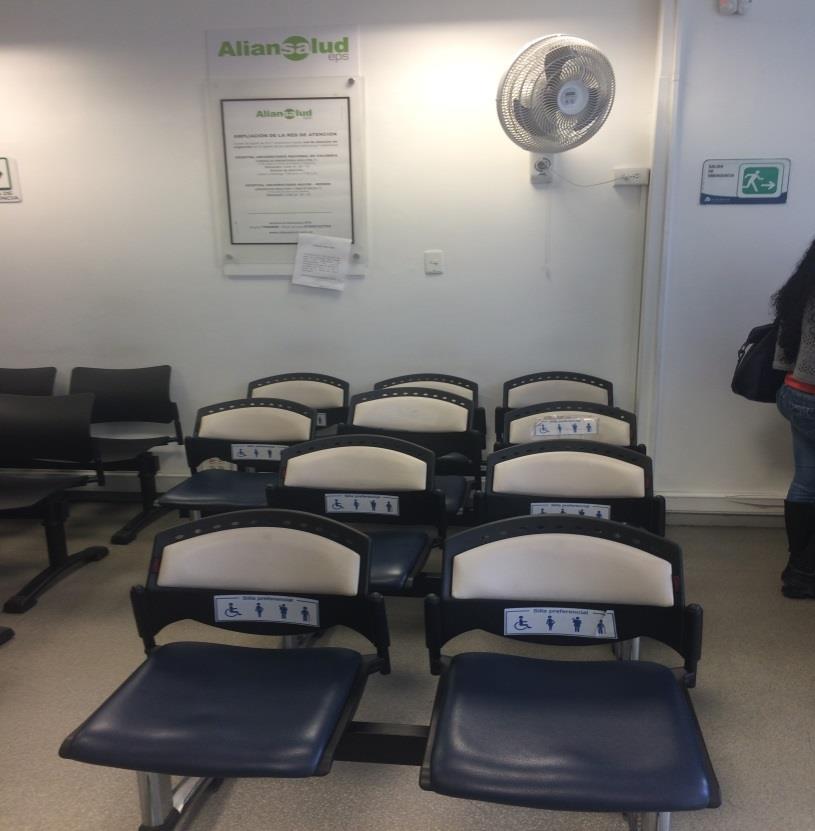 La oficina de atención al usuario dispone de sillas señalizadas