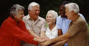 REDES DE APOYO ADULTO MAYOR Que es una red de apoyo social? Institución, persona o grupo que constituye una clave de fortalecimiento para el adulto mayor.