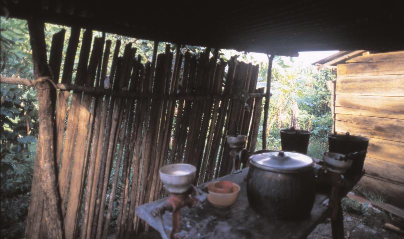 La cocina, compartida entre la madre de Amado Seis y su esposa, es semiabierta y también poco rígida, y de apariencia igualmente muy semejante a las imágenes más antiguas de las viviendas de Metzabok.