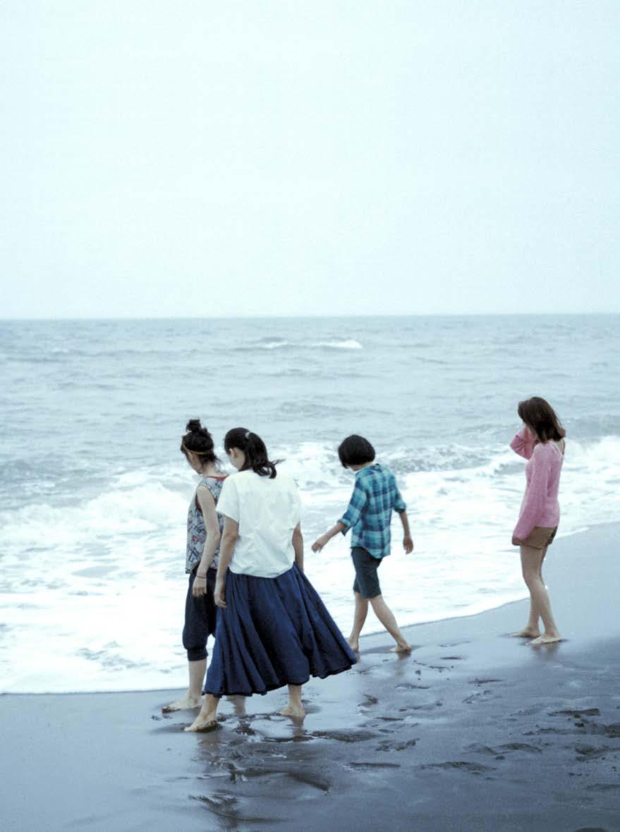 JUEVES 8 SECCIÓN OFICIAL CANNES 2015 NUESTRA HERMANA PEQUEÑA / HIROKAZU KORE-EDA Tres hermanas, Sachi, Yoshino y Chika, comparten casa en la ciudad de Kamakura.