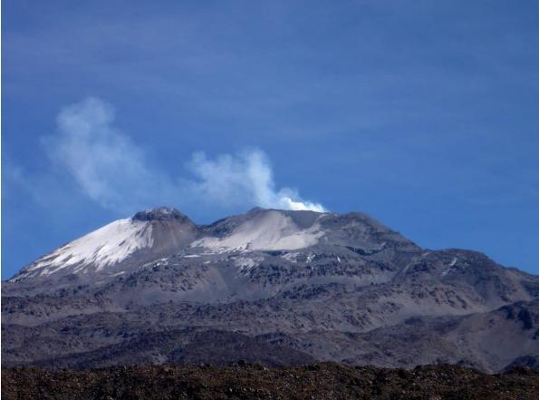 ANEXO: VISTA FOTOGRÁFICA Emisiones fumarólicas del volcán Sabancaya en este periodo son esporádicas.