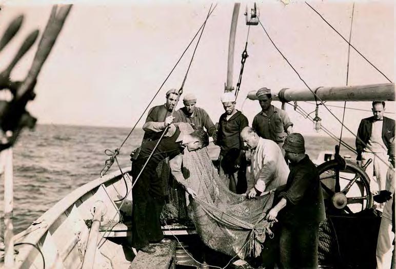 del Buque Oceanográfico Bahía Blanca, 1939 con Aurelio Pozzi, segundo desde la derecha con
