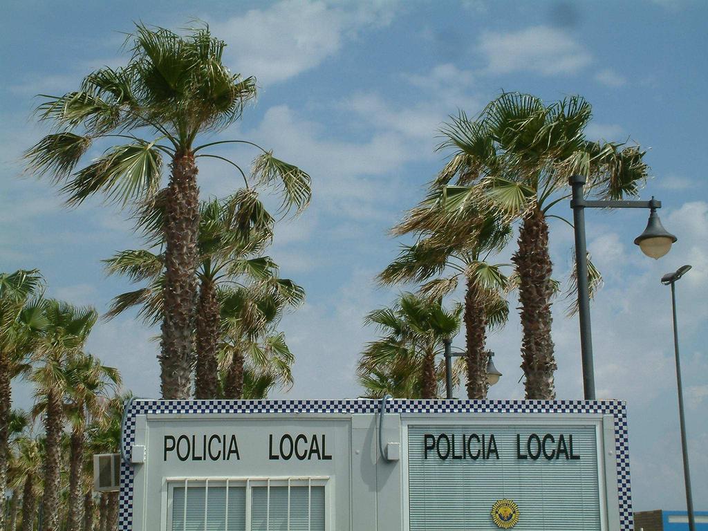 P r e s e n t a c i ó n Como en años anteriores, la Policía Local de Valencia pone en marcha el Plan de Vigilancia de Playas 2010.
