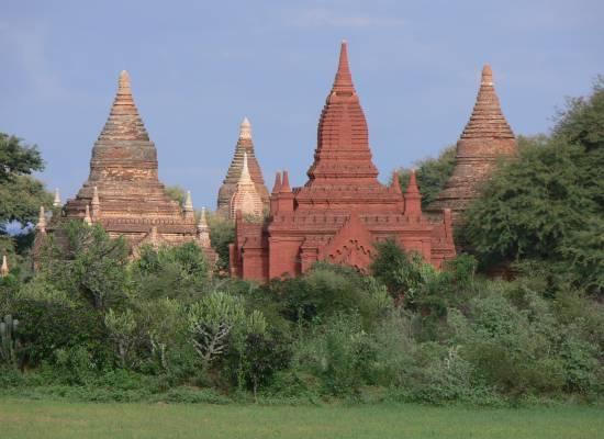 NOTA: Cabe la posibilidad, prolongando 1 noche el viaje, de regresar de las cuevas a Mandalay, hacer noche, y el día siguiente, tomar el barco (no turístico) de Mandalay a Bagan.
