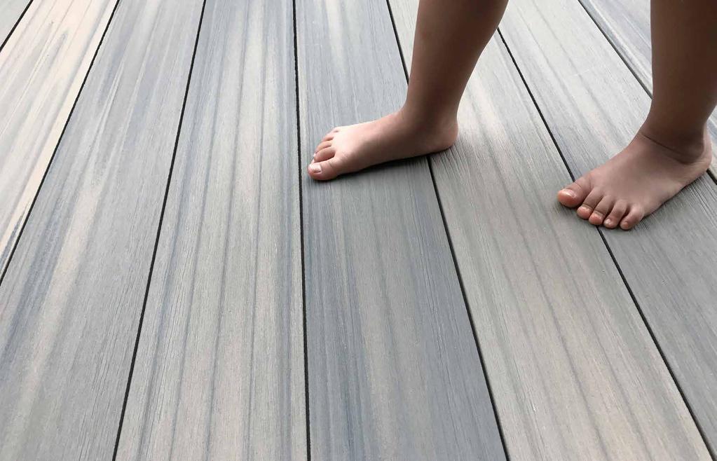 Sandblasted Deck Es la nueva generación de deck compuesto. Su textura sin desgaste hace completamente antiderapante el producto.