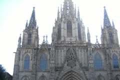 Fachada de la catedral de Jaca Claustro del Museo de la Catedral El viaje continuó hacia Barcelona, donde descubrimos