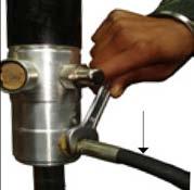 Levante el ensamble de la bomba y deslice el tubo de succión a través de la tapa del tambor y el agujero