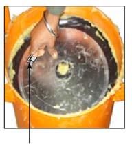 Apriete la tapa del tambor con el tubo de succión de la bomba con la ayuda de los tornillos de apriete