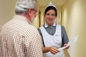 La enfermera facilita la exploración de los sentimientos para ayudar al paciente a sobrellevar la enfermedad.