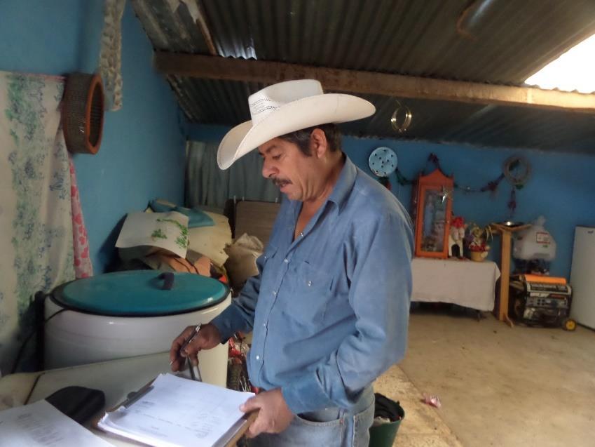 23-06-2015 Productor Leopoldo Clemente Cuevas Mendoza firmando documentos.