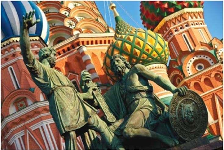 Realizaremos la visita panorámica por la ciudad recorriendo las calles y plazas principales haciendo las paradas cerca de los monumentos más destacados: la Plaza Roja, el teatro Bolshoi, la catedral