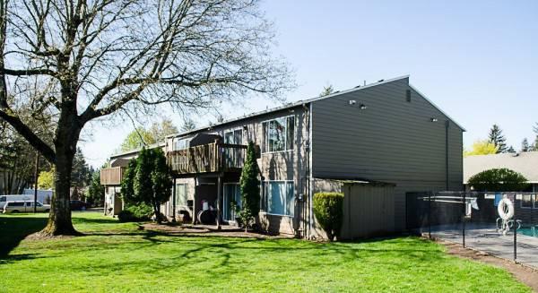 , Portland, OR 97233 El apartamento tiene pisos de madera, eléctrodomesticos modernos, lavaplatos, patio,