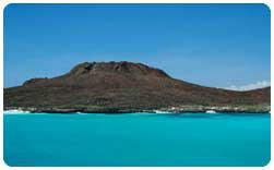 PM: Seymour Norte PM: Sombrero chino Este es un pequeño islote (1 km2) localizado cerca a La Isla Rábida es única por su color rojo las rocas y arena.