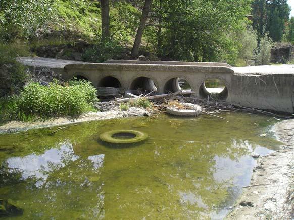 Puente-vado de tubos con retención de sedimentos en el río Tulivana, afluente del Gállego, en Sabiñánigo. Foto: Alfredo Ollero.
