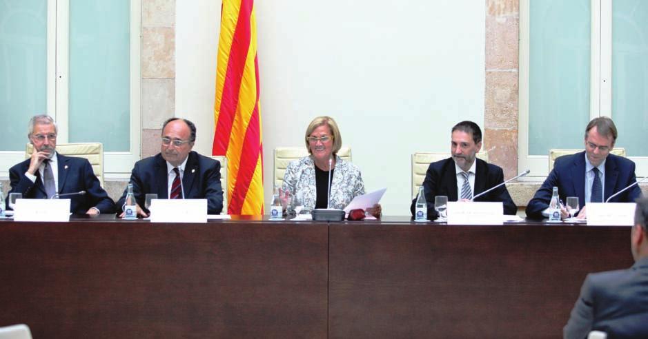 La presidenta del Parlamento, Núria de Gispert, da la bienvenida al acto conmemorativo del trigésimo aniversario de la Sindicatura, acompañada por los otros intervinientes, de izquierda a derecha: