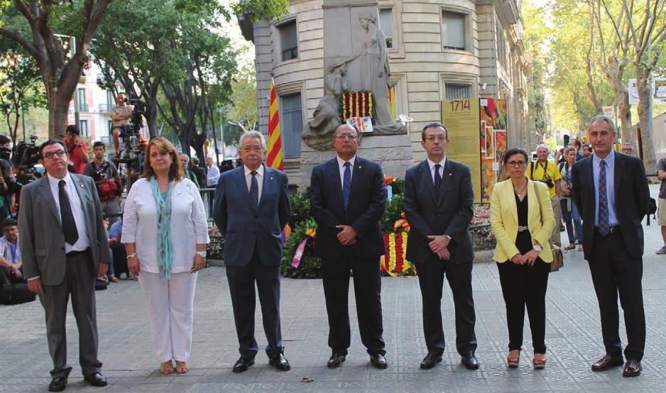 Miembros del Pleno de la Sindicatura delante de la estatua de Rafael Casanova, con motivo de la ofrenda floral de la Diada de Cataluña.