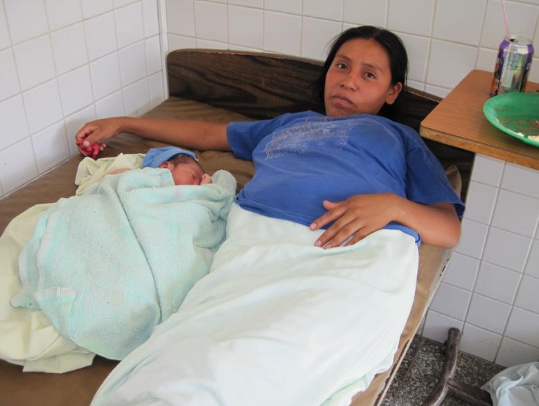 Aquí esta una joven con su bebe en el hospital de La Paz Un compromiso valedero de imitar y estimular de este auxiliar de enfermería (Francisco López) de la unidad de San Antonio de Guajiquiro quien