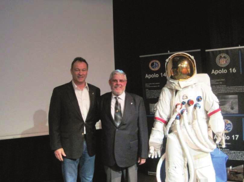 José Manuel Grandela junto al astronauta Michael López-Alegría al término de su presentación. 1.